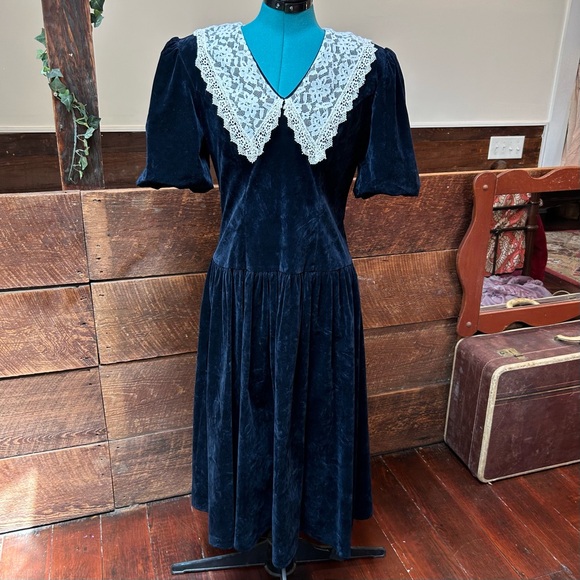 Vintage Wednesday Adams Goth Velvet Dress w Victorian Lace Collar & Puff Sleeves - Picture 4 of 14